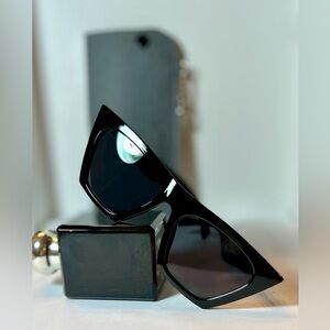 Cat eye sunglasses